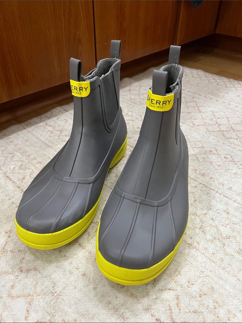 Sperry men size 9.5 EUC Gray & Yellow Waterproof Rain Boots